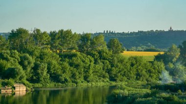 Voronezh bölgesindeki köprüden Don Nehri ve çevresindeki köylerin manzarası