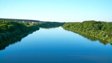 Voronezh bölgesindeki köprüden Don Nehri ve çevresindeki köylerin manzarası