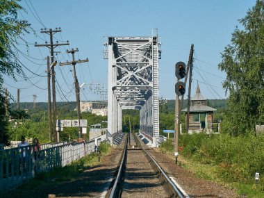   Yazın bir taşra kasabasında demiryolu köprüsü