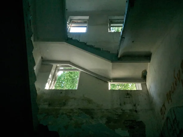 Escalera Deteriorada Una Finca Noble Abandonada Del Siglo Xviii Región —  Fotos de Stock