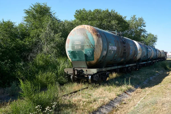 Trein Met Brandstofcilinders Tussen Het Groen — Stockfoto