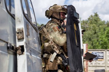 Kalkanlı özel kuvvetler askerleri araçtan saldırıya geçti.