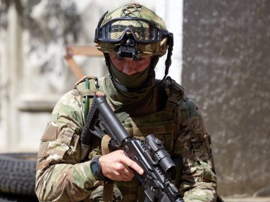 Özel kuvvetler askerleri savunmaya geçsin.