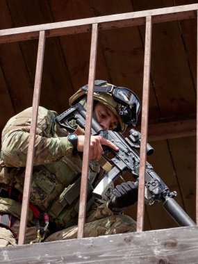 Özel kuvvetler askerleri savunmaya geçsin.