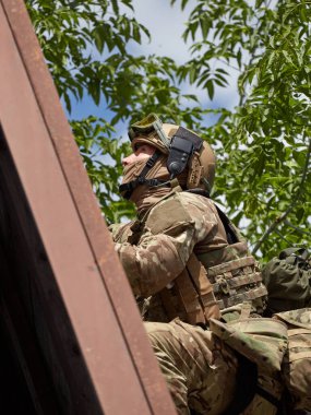 Özel kuvvetler askerleri duvarlara saldırıyor.