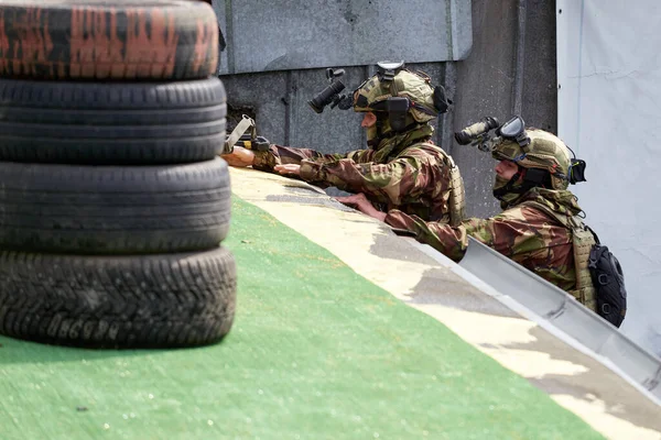Soldados Las Fuerzas Especiales Superan Obstáculos —  Fotos de Stock