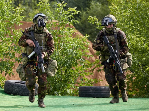 Солдаты Спецназа Идут Атаку — стоковое фото