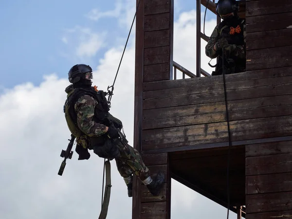 Soldati Delle Forze Speciali Assaltano Mura — Foto Stock