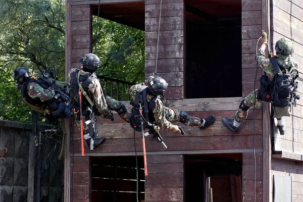 Żołnierze Sił Specjalnych Szturmują Mury — Zdjęcie stockowe