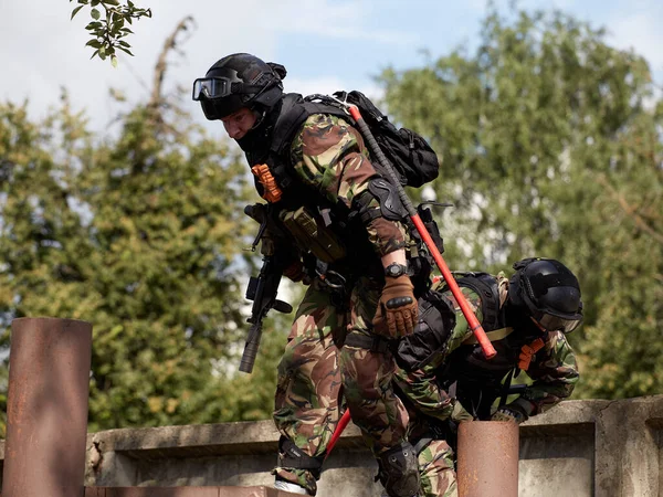 Les Soldats Des Forces Spéciales Surmontent Les Obstacles — Photo