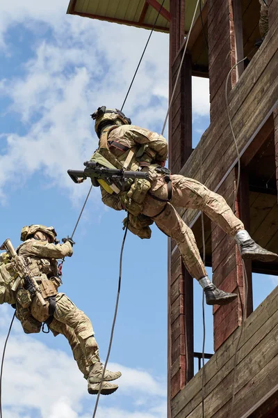 Özel kuvvetler askerleri duvarlara saldırıyor.