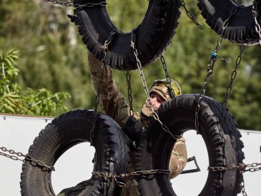 Özel Kuvvetler askerleri engelleri aştı