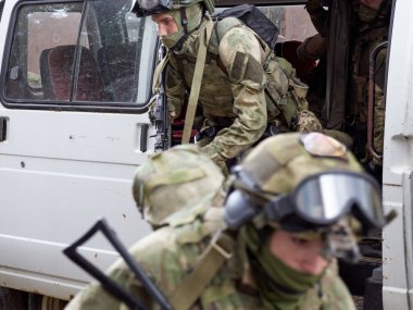 Özel kuvvetler askerleri saldırıya geçiyor.