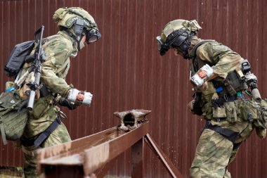 Özel kuvvetler askerleri balyozla saldırır.