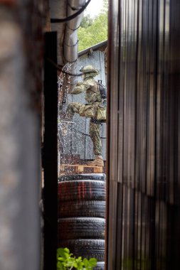 Özel Kuvvetler askerleri engelleri aştı