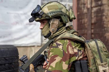 Özel kuvvetler askerleri savunmaya geçsin.