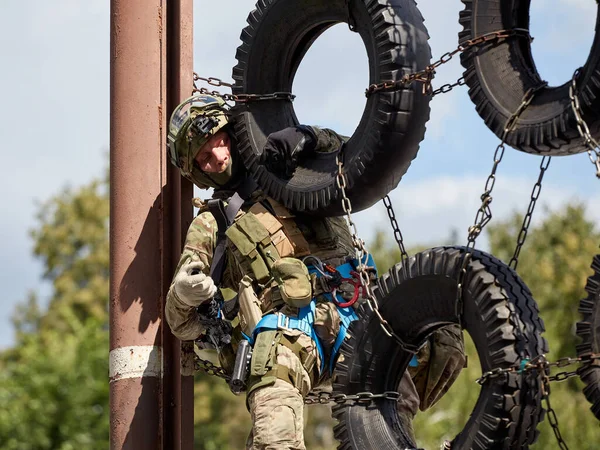 特殊部隊の兵士は障害を克服する — ストック写真