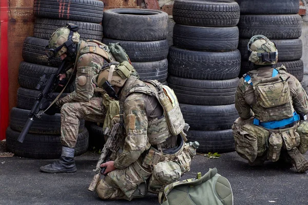 Soldaten Der Spezialeinheit Übernehmen Die Verteidigung — Stockfoto