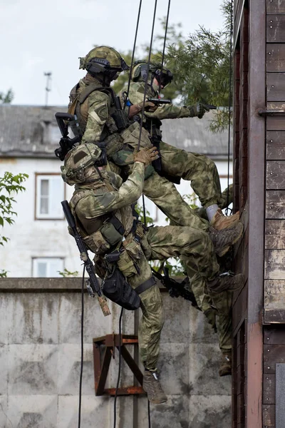 Les Soldats Des Forces Spéciales Prennent Assaut Les Murs — Photo