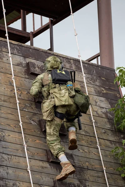 Les Soldats Des Forces Spéciales Prennent Assaut Les Murs — Photo