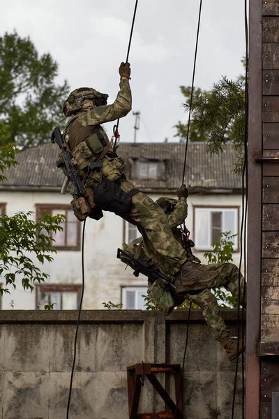 Στρατιώτες Των Ειδικών Δυνάμεων Εισβάλλουν Στα Τείχη — Φωτογραφία Αρχείου