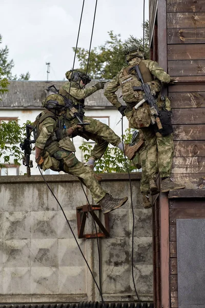 Soldati Delle Forze Speciali Assaltano Mura — Foto Stock