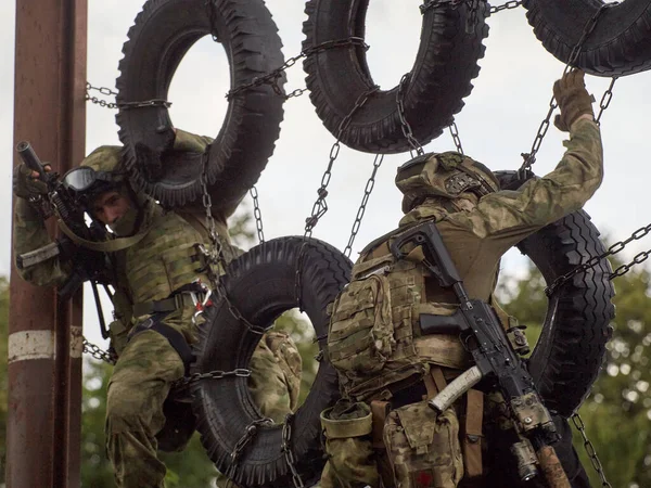 Les Soldats Des Forces Spéciales Surmontent Les Obstacles — Photo