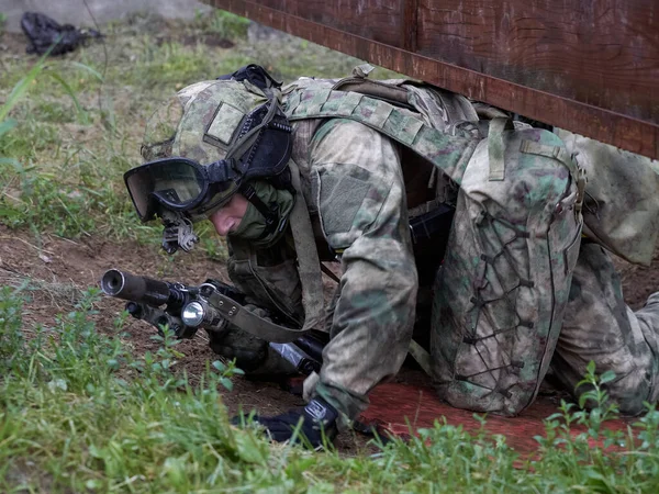 特殊部隊の兵士は障害を克服する — ストック写真