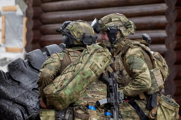 Soldati Delle Forze Speciali Fanno Rotolare Una Ruota Enorme — Foto Stock