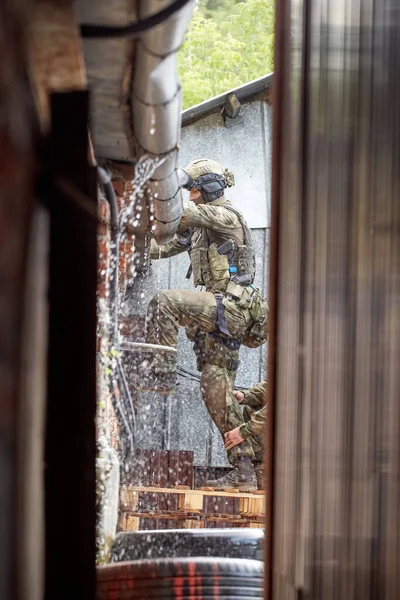特殊部隊の兵士は障害を克服する — ストック写真