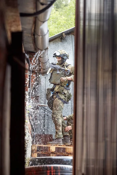 Forças Especiais Soldados Superam Obstáculos — Fotografia de Stock