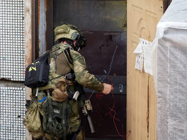 Żołnierze Sił Specjalnych Szturmują Budynek — Zdjęcie stockowe