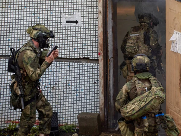 Des Soldats Des Forces Spéciales Prennent Assaut Bâtiment — Photo
