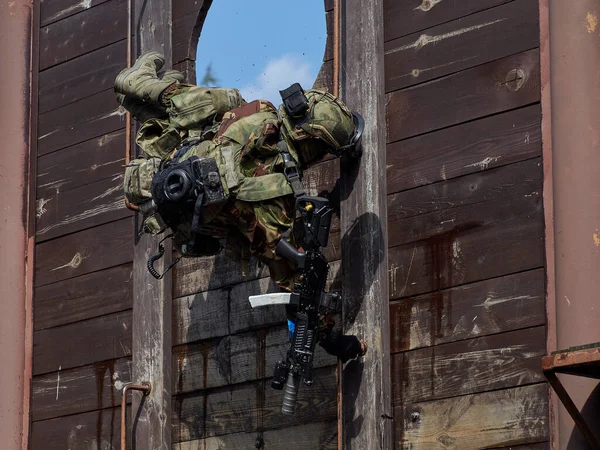 Les Soldats Des Forces Spéciales Prennent Assaut Les Murs — Photo