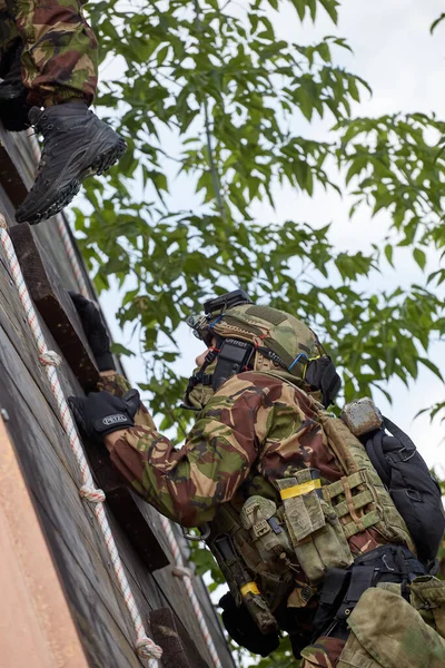 特殊部隊の兵士が壁を襲い — ストック写真