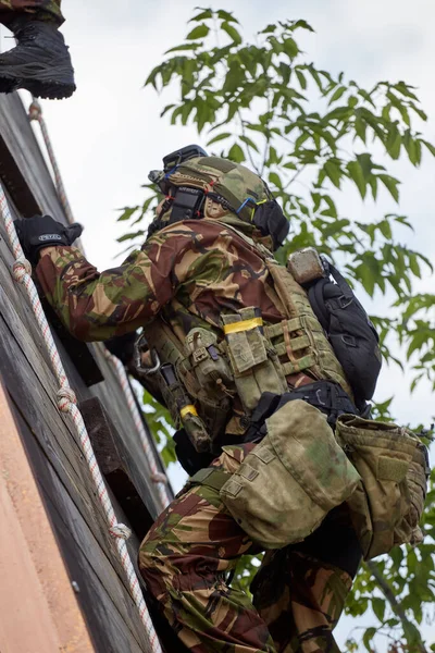 Les Soldats Des Forces Spéciales Prennent Assaut Les Murs — Photo