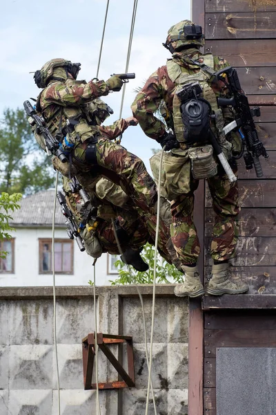 Les Soldats Des Forces Spéciales Prennent Assaut Les Murs — Photo