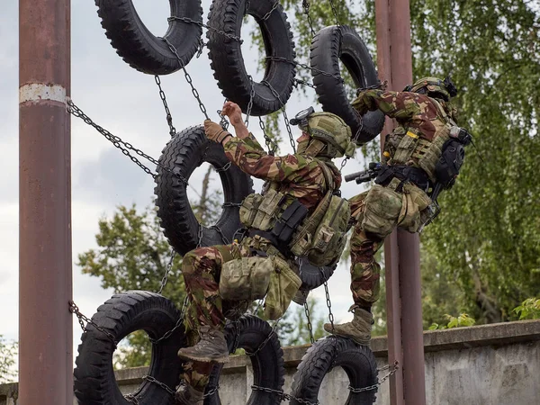 Les Soldats Des Forces Spéciales Surmontent Les Obstacles — Photo