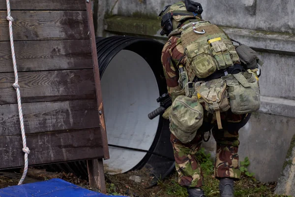 Les Soldats Des Forces Spéciales Surmontent Les Obstacles — Photo