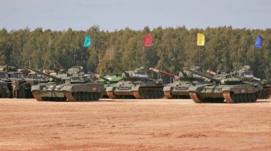 Ordu-2020 forumu sırasında Moskova yakınlarındaki Alabino 'da düzenlenen tank biatlon yarışmasında modern tank