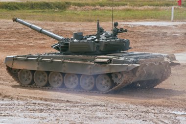 Ordu-2020 forumu sırasında Moskova yakınlarındaki Alabino 'da düzenlenen tank biatlon yarışmasında modern tank