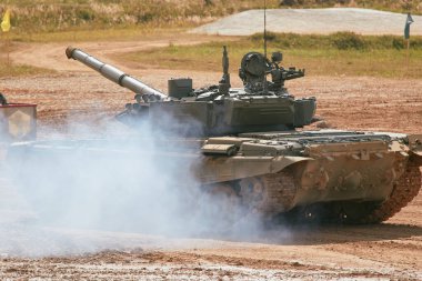 Ordu-2020 forumu sırasında Moskova yakınlarındaki Alabino 'da düzenlenen tank biatlon yarışmasında modern tank