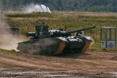 Ordu-2020 forumu sırasında Moskova yakınlarındaki Alabino 'da düzenlenen tank biatlon yarışmasında modern tank