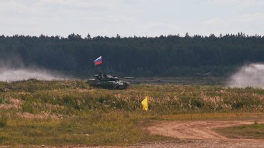 Ordu-2020 forumu sırasında Moskova yakınlarındaki Alabino 'da düzenlenen tank biatlon yarışmasında modern tank