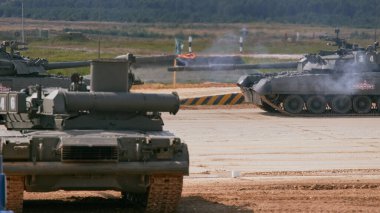 Ordu-2020 forumu sırasında Moskova yakınlarındaki Alabino 'da düzenlenen tank biatlon yarışmasında modern tank