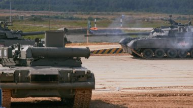 Ordu-2020 forumu sırasında Moskova yakınlarındaki Alabino 'da düzenlenen tank biatlon yarışmasında modern tank