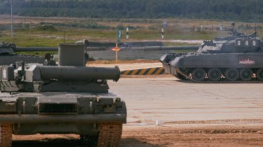 Ordu-2020 forumu sırasında Moskova yakınlarındaki Alabino 'da düzenlenen tank biatlon yarışmasında modern tank