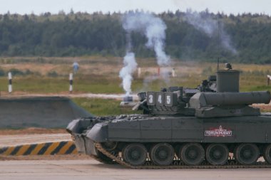 Ordu-2020 forumu sırasında Moskova yakınlarındaki Alabino 'da düzenlenen tank biatlon yarışmasında modern tank