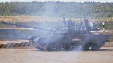 Ordu-2020 forumu sırasında Moskova yakınlarındaki Alabino 'da düzenlenen tank biatlon yarışmasında modern tank