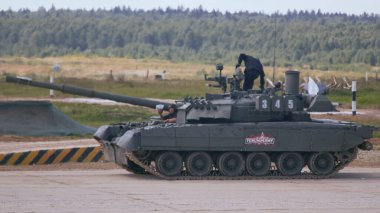 Ordu-2020 forumu sırasında Moskova yakınlarındaki Alabino 'da düzenlenen tank biatlon yarışmasında modern tank